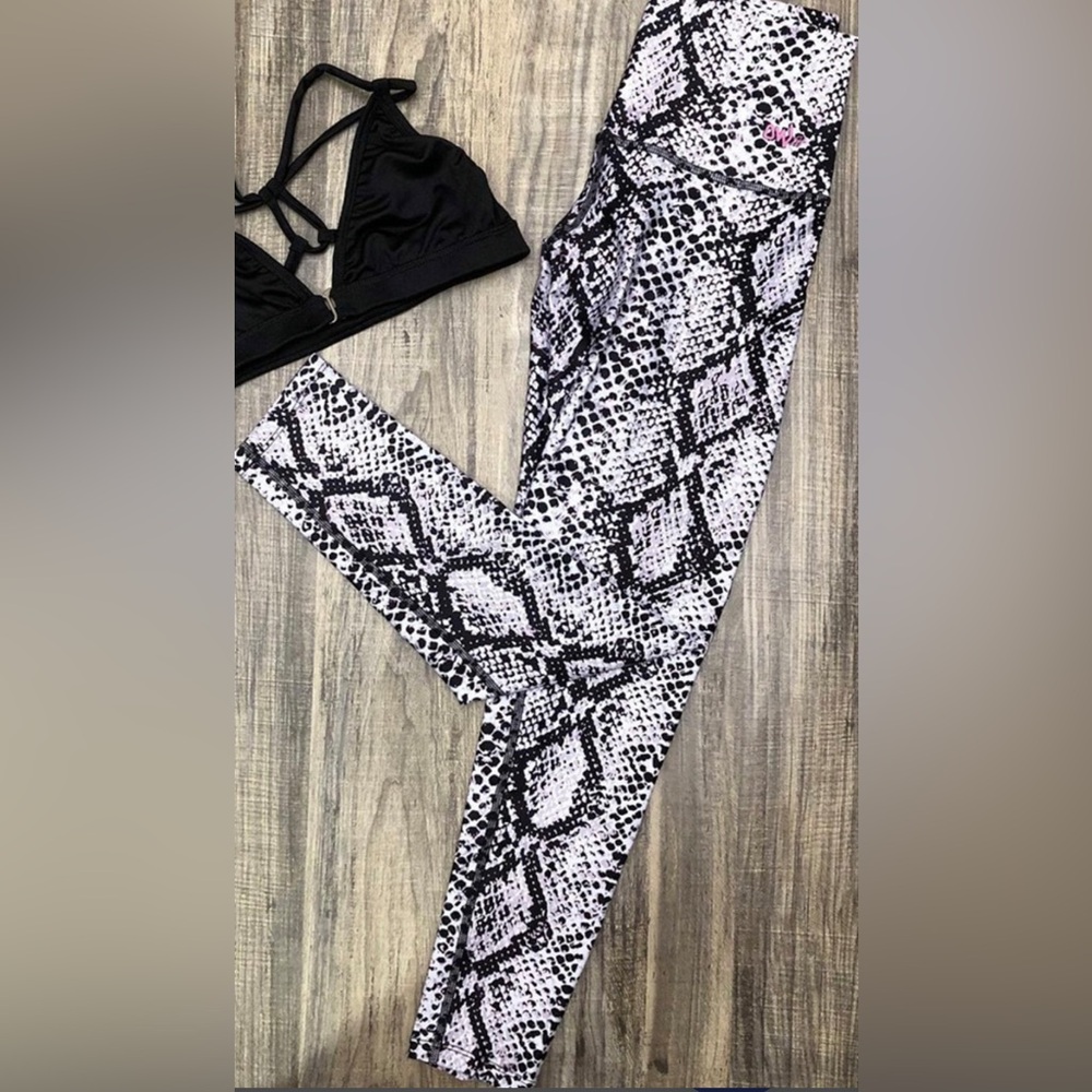 Black and White Snake OWfit Leggings